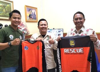 PT. BPR BKK Purwokerto Serahkan Kaos Lapangam Untuk Pramuka Peduli Banyumas