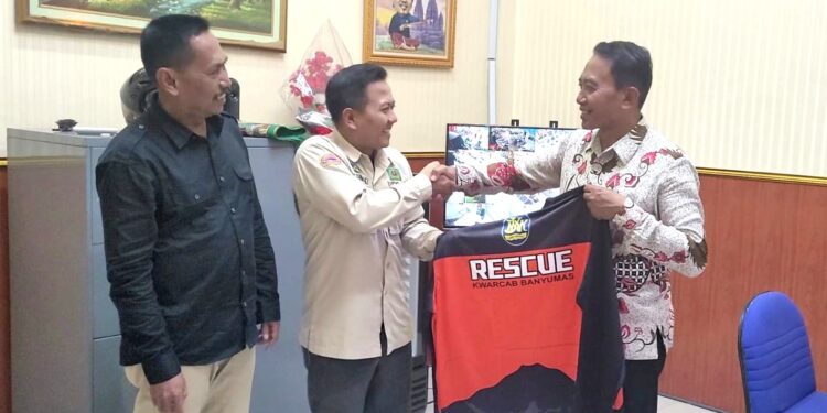 PT. BPR BKK Purwokerto Serahkan Kaos Lapangam Untuk Pramuka Peduli Banyumas