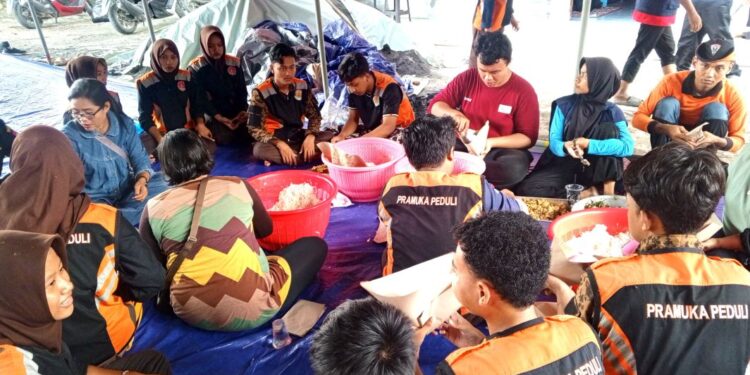 Pramuka Siapkan 1000 Nasi Bungkus Di Dapur Umum Posko Banjir