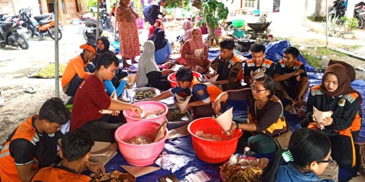 Pramuka Siapkan 1000 Nasi Bungkus Di Dapur Umum Posko Banjir