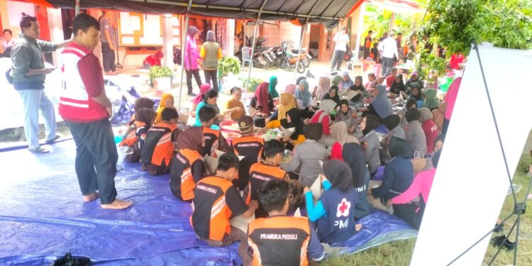 Pramuka Siapkan 1000 Nasi Bungkus Di Dapur Umum Posko Banjir