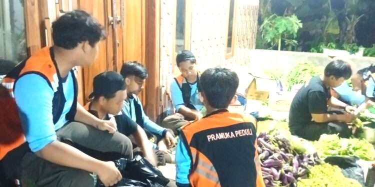 Pramuka Siapkan 1000 Nasi Bungkus Di Dapur Umum Posko Banjir