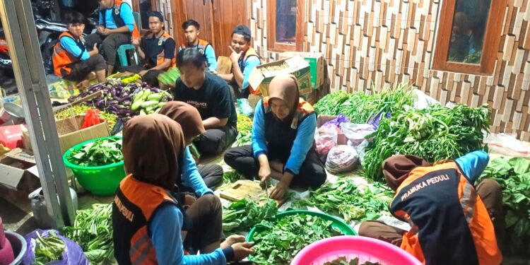 Pramuka Siapkan 1000 Nasi Bungkus Di Dapur Umum Posko Banjir