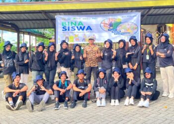 Sejumlah Pramuka Ambalan Tomau Bersih-Bersih Sampah di Kompleks Pasar dan Terminal