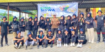 Sejumlah Pramuka Ambalan Tomau Bersih-Bersih Sampah di Kompleks Pasar dan Terminal