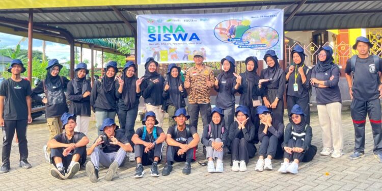 Sejumlah Pramuka Ambalan Tomau Bersih-Bersih Sampah di Kompleks Pasar dan Terminal