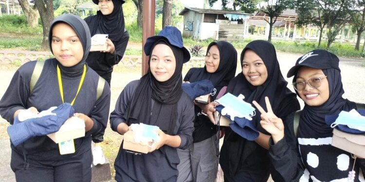 Sejumlah Pramuka Ambalan Tomau Bersih-Bersih Sampah di Kompleks Pasar dan Terminal