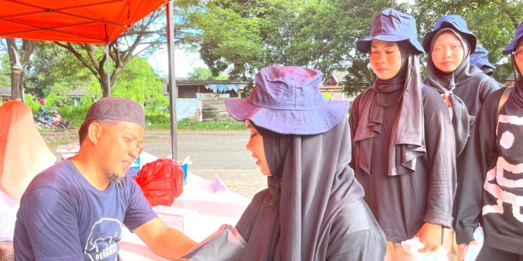 Sejumlah Pramuka Ambalan Tomau Bersih-Bersih Sampah di Kompleks Pasar dan Terminal