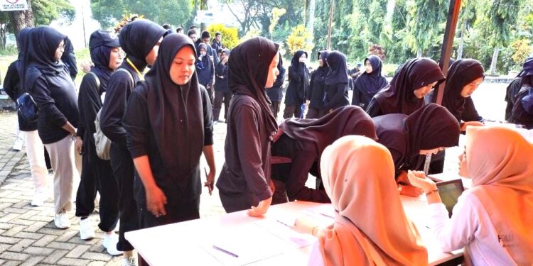 Sejumlah Pramuka Ambalan Tomau Bersih-Bersih Sampah di Kompleks Pasar dan Terminal
