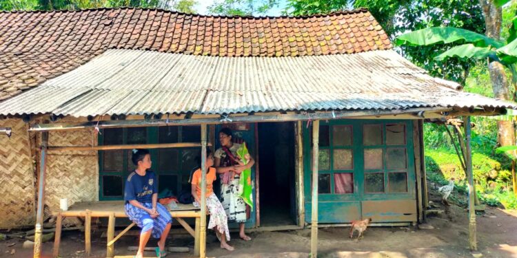 Serumah Dengan Kandang Sapi, Bu Marti’a Dapat Bantuan Pemugaran Rumah dari Kwarda Jatim