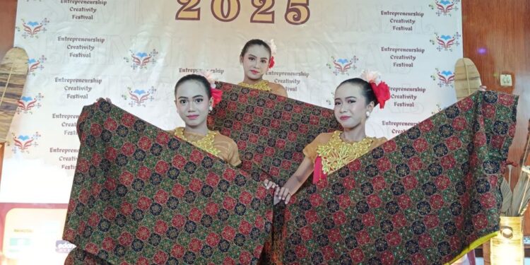 Seminar Nasional Kewirausahaan Kota Pekalongan Dibuka Dengan Tarian Tradisional Penuh Pesona Di Bawah Naungan Dewan Kerja Cabang Kota Pekalongan