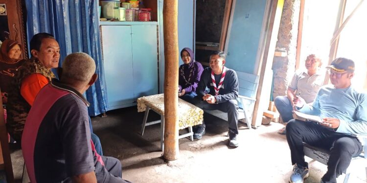 Hidup Sederhana di Magetan, Pak Andi Suwandi Tukang Sol Sepatu Mendapat Bantuan Program RTLH Kwarda Pramuka Jatim