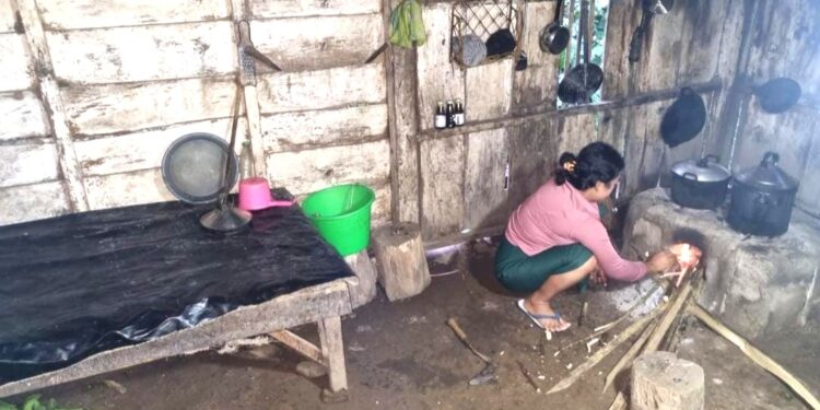 Seorang Janda 66 Tahun Asal Krucil Probolinggo Peroleh Bantuan Pemugaran Rumah Tidak Layak Huni dari Kwarda Pramuka Jatim