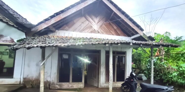 Seorang Janda 66 Tahun Asal Krucil Probolinggo Peroleh Bantuan Pemugaran Rumah Tidak Layak Huni dari Kwarda Pramuka Jatim