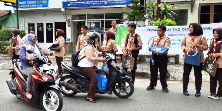 Aksi HPSN, Pramuka Saka Kalpataru Beri Kantong Belanja Pengunjung Pasar Sawahlunto