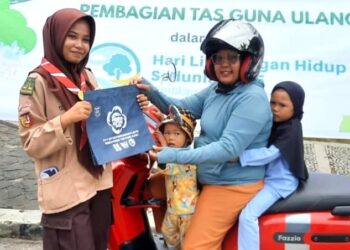 Aksi HPSN, Pramuka Saka Kalpataru Beri Kantong Belanja Pengunjung Pasar Sawahlunto