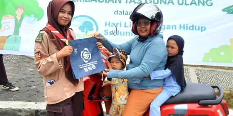 Aksi HPSN, Pramuka Saka Kalpataru Beri Kantong Belanja Pengunjung Pasar Sawahlunto