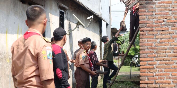 Perkemahan Wirakarya Daerah 2025 Zona Sidoarjo Resmi Dimulai dengan Aksi Sosial Pembongkaran RTLH