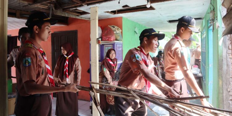 Perkemahan Wirakarya Daerah 2025 Zona Sidoarjo Resmi Dimulai dengan Aksi Sosial Pembongkaran RTLH