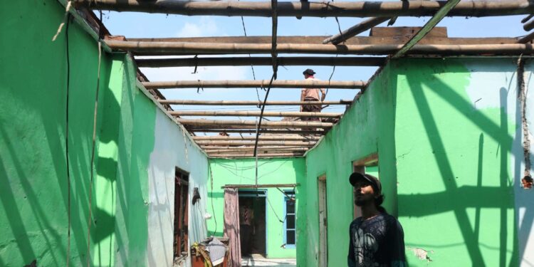 Perkemahan Wirakarya Daerah 2025 Zona Sidoarjo Resmi Dimulai dengan Aksi Sosial Pembongkaran RTLH