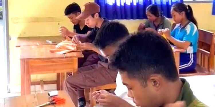 Latihan Menyisik Kain, Pramuka SMKN 1 Abang Asah Kemandirian Lewat Keterampilan Menjahit Karangasem, 23 Juni 2025