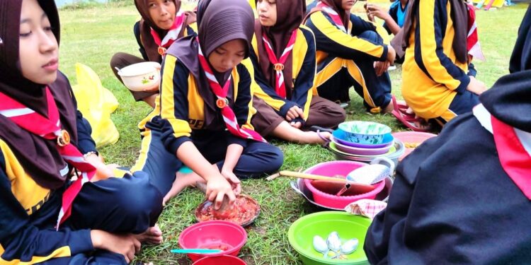 Semangat Membara Pramuka Penggalang Banyuwangi Dalam Latihan PPPK dan Pengolahan Sampah