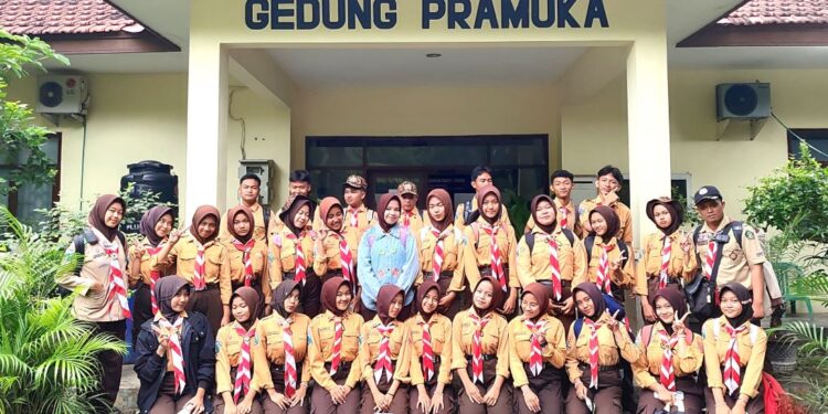 Semangat Membara Pramuka Penggalang Banyuwangi Dalam Latihan PPPK dan Pengolahan Sampah
