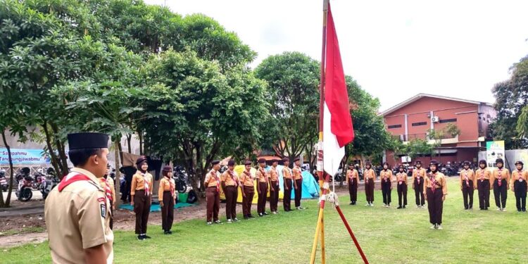 Semangat Membara Pramuka Penggalang Banyuwangi Dalam Latihan PPPK dan Pengolahan Sampah