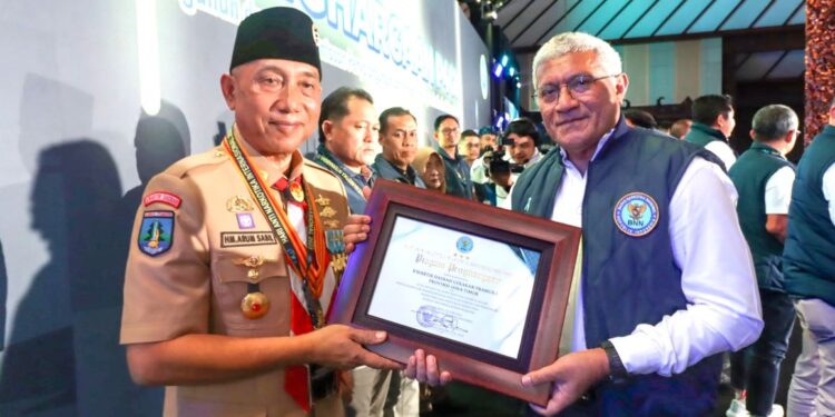Ketua Kwarda Jatim Terima Penghargaan dari BNN, Serukan Pramuka Jawa Timur Jauhi Narkoba