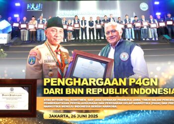 Ketua Kwarda Jatim Terima Penghargaan dari BNN, Serukan Pramuka Jawa Timur Jauhi Narkoba