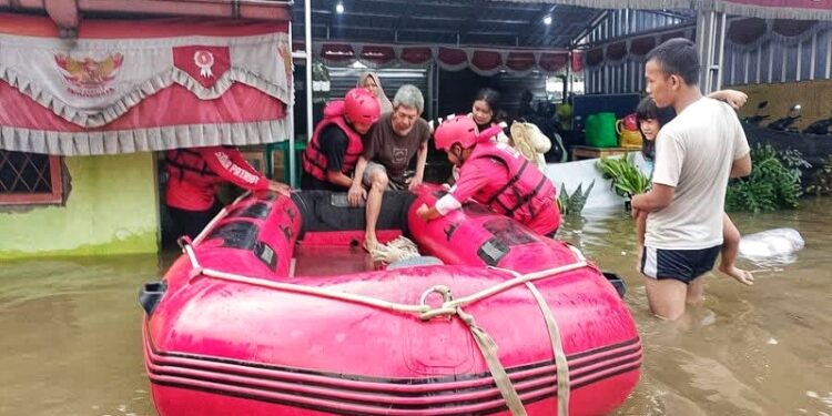 Saka Patriot Kwarcab Kota Tangerang Terjun Langsung Evakuasi Warga Banjir