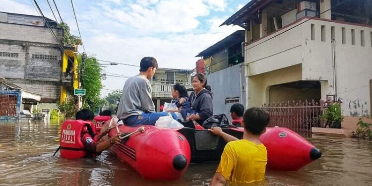 Saka Patriot Kwarcab Kota Tangerang Terjun Langsung Evakuasi Warga Banjir