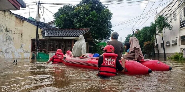 Saka Patriot Kwarcab Kota Tangerang Terjun Langsung Evakuasi Warga Banjir