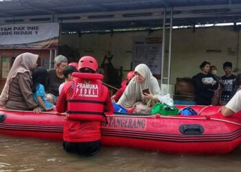 Saka Patriot Kwarcab Kota Tangerang Terjun Langsung Evakuasi Warga Banjir