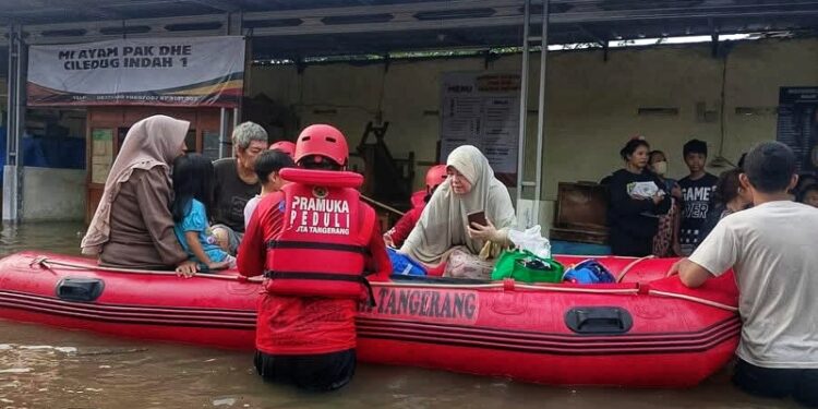Saka Patriot Kwarcab Kota Tangerang Terjun Langsung Evakuasi Warga Banjir