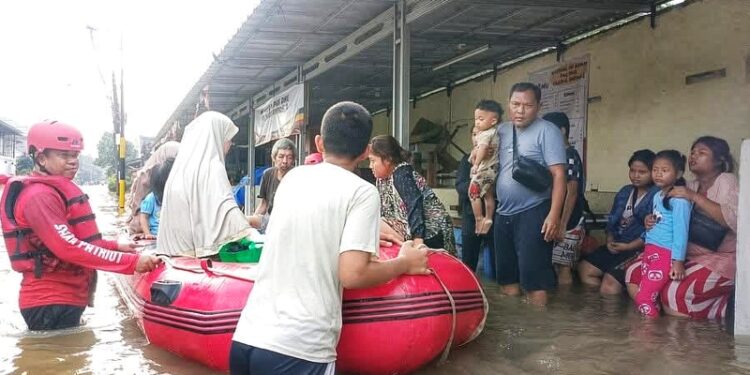 Saka Patriot Kwarcab Kota Tangerang Terjun Langsung Evakuasi Warga Banjir