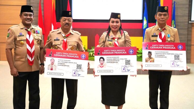 Bupati Dan Wakil Bupati Sanggau Terima Kartu Tanda Anggota Pramuka Ayopramuka Kwarnas