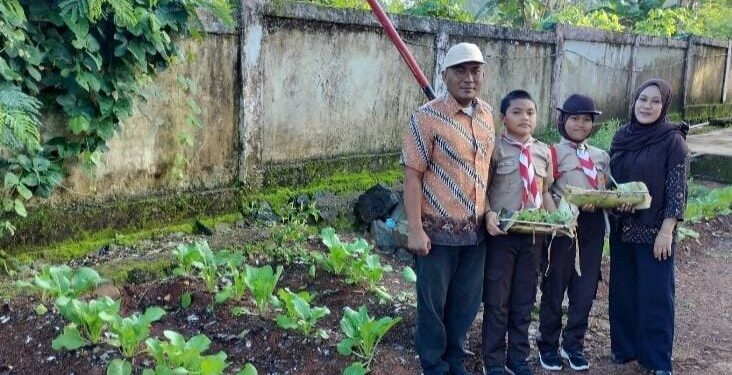 Menanam Harapan, Menuai Manfaat: Saka Tarunabumi beri Bantuan Benih pada SD Inpres 3/77 Masago