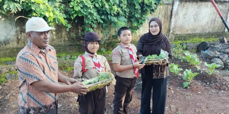 Menanam Harapan, Menuai Manfaat: Saka Tarunabumi beri Bantuan Benih pada SD Inpres 3/77 Masago