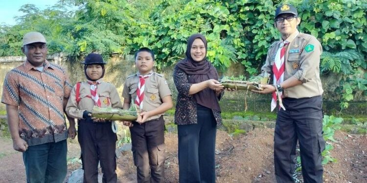 Menanam Harapan, Menuai Manfaat: Saka Tarunabumi beri Bantuan Benih pada SD Inpres 3/77 Masago