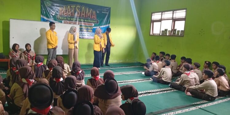 MTs Ma’arif NU 11 Purbasari Gelar Persami Untuk Sambut Siswa Baru