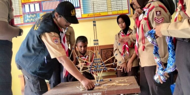 Pramuka “Bima Sakti Scout” SMPN 2 Salomekko Berkreasi, Pionering Menara yang Menginspirasi