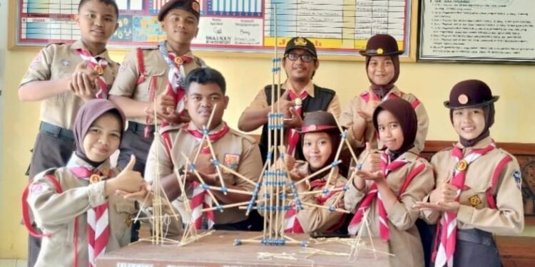 Pramuka “Bima Sakti Scout” SMPN 2 Salomekko Berkreasi, Pionering Menara yang Menginspirasi