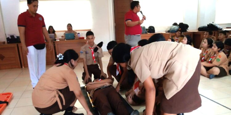 Pramuka Penegak dan Pandega Kwarda Bali di Bekali Ilmu Bantuan Hidup Dasar dalam Rangkaian HUT Saka Bhakti Husada 2025