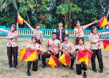 Latihan Parade Semaphore Pramuka Penggalang SMPN 2 Salomekko: Bangun Karakter, Harmoni dan Etos Kerja