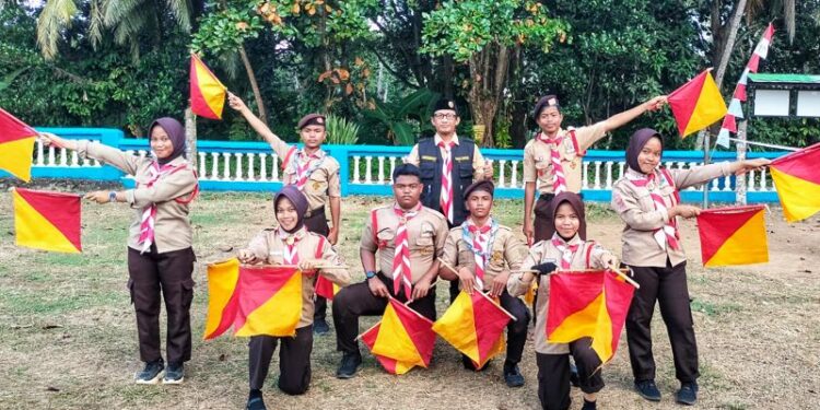Latihan Parade Semaphore Pramuka Penggalang SMPN 2 Salomekko: Bangun Karakter, Harmoni dan Etos Kerja