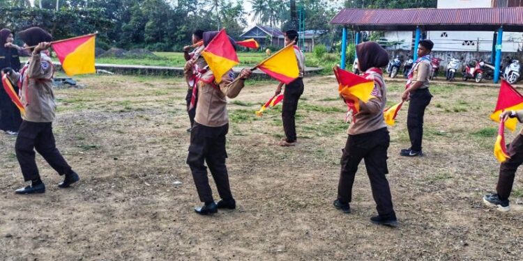 Latihan Parade Semaphore Pramuka Penggalang SMPN 2 Salomekko: Bangun Karakter, Harmoni dan Etos Kerja
