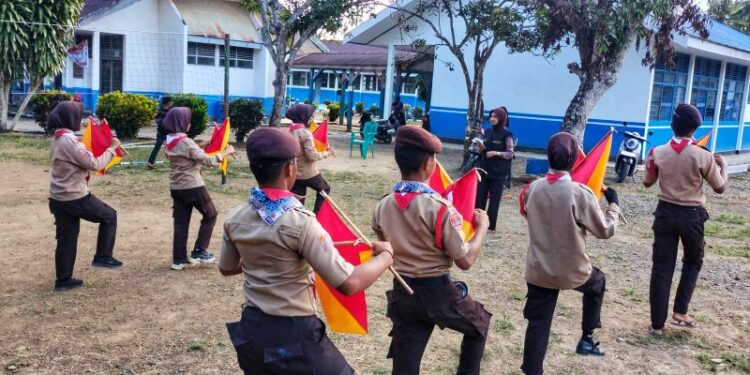 Latihan Parade Semaphore Pramuka Penggalang SMPN 2 Salomekko: Bangun Karakter, Harmoni dan Etos Kerja