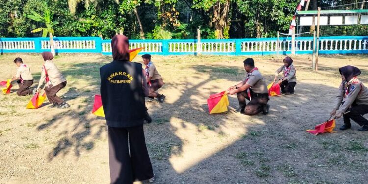Latihan Parade Semaphore Pramuka Penggalang SMPN 2 Salomekko: Bangun Karakter, Harmoni dan Etos Kerja