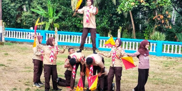 Latihan Parade Semaphore Pramuka Penggalang SMPN 2 Salomekko: Bangun Karakter, Harmoni dan Etos Kerja